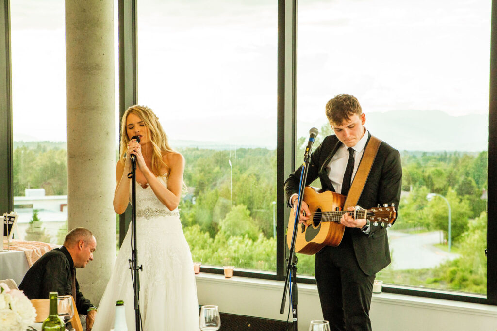 Bride sings at her Redwoods Golf Course Wedding