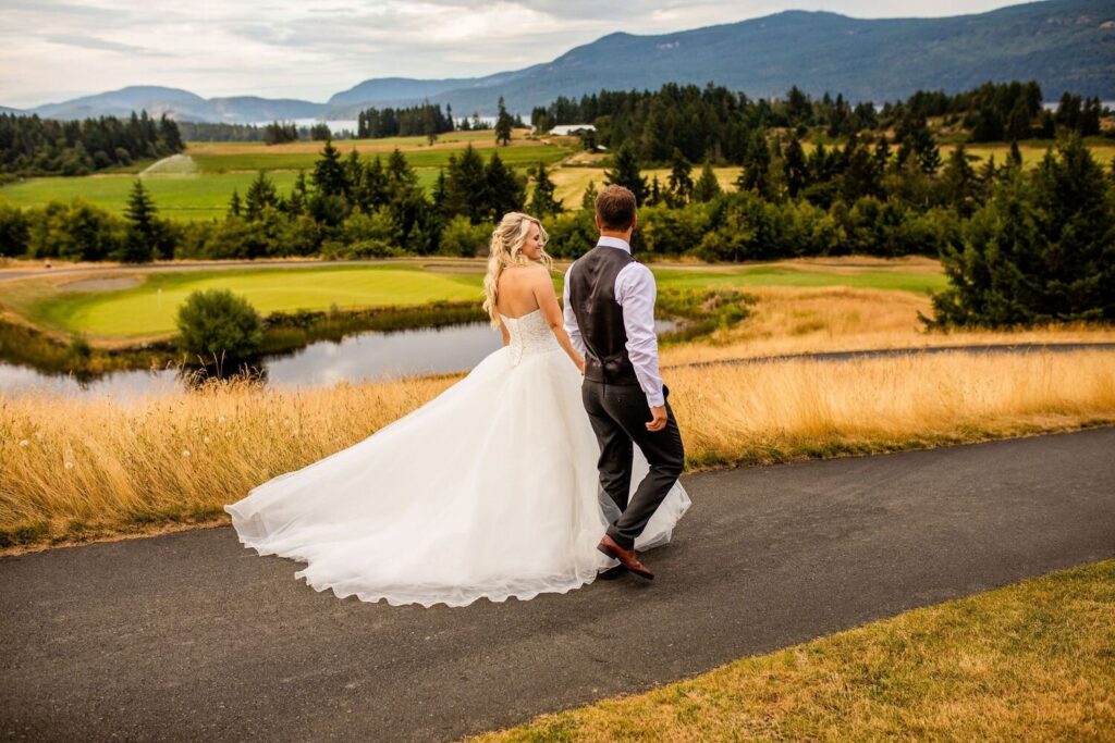 Arbutus Ridge Golf Club wedding photos outdoors