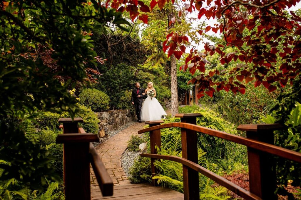 Arbutus Ridge Golf Club wedding photos in Japanese garden