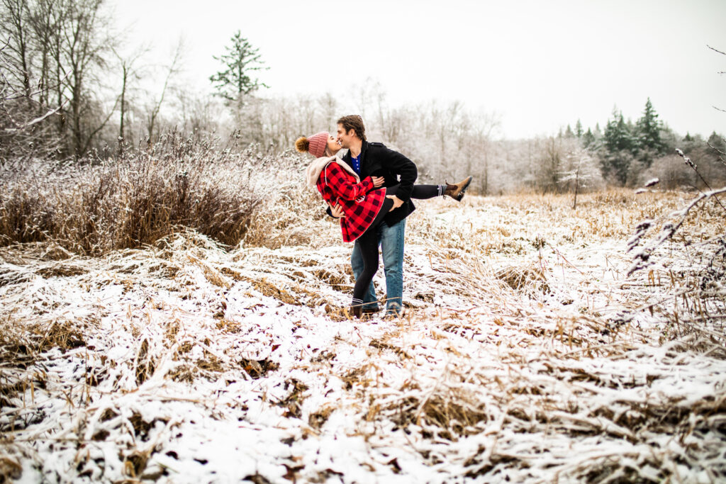 Have fun with the snow in your winter wedding photoshoot