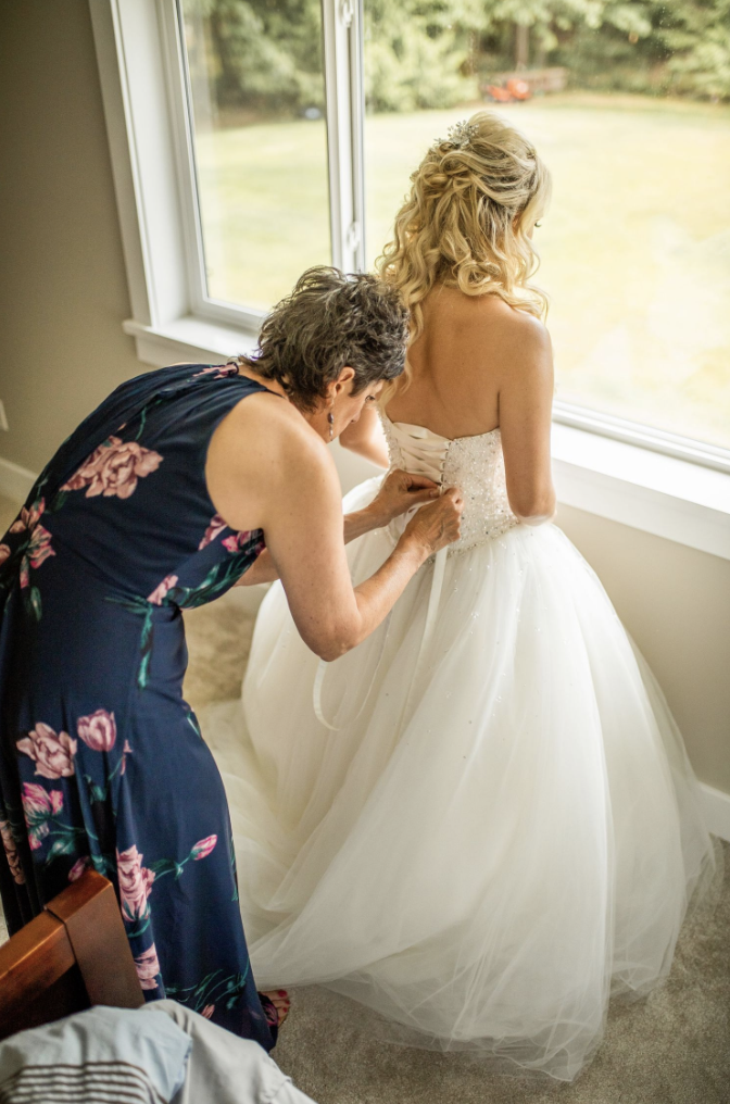 Tips for your getting ready photos  - involve the mother of the bride on the wedding day prep