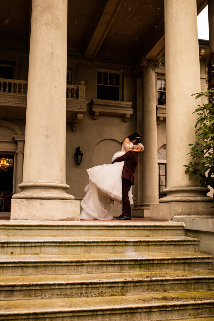 Newlyweds kissing at Hycroft Manor wedding venue in Vancouver