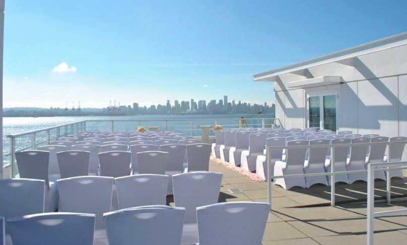Outdoor wedding ceremony at The Pinnacle Hotel at The Pier 